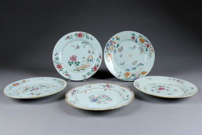 Cinq Assiettes. Décor floral. Porcelaine...