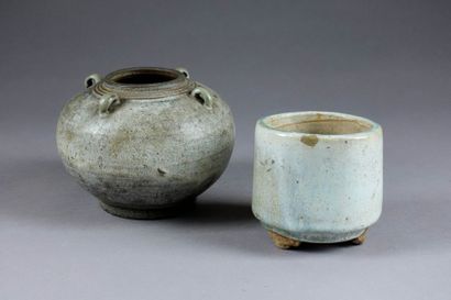 Pot de Lettré de Forme cylindrique. A trois...