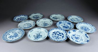 Douze Assiettes. Porcelaine de Chine d'exportation,...