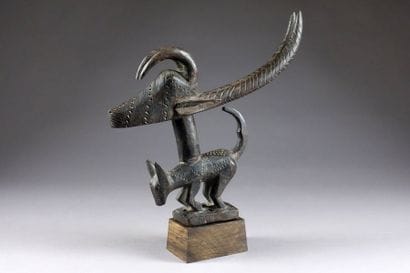 Cimier Ciwara. Formé d'une tête d'antilope...