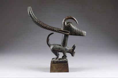 Cimier Ciwara. Formé d'une tête d'antilope...