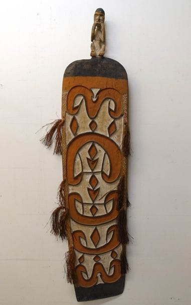 Grand Bouclier Asmat. Entièrement sculpté...