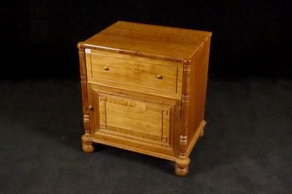 Meuble d'Appoint Biedermeier. La face ouvre...
