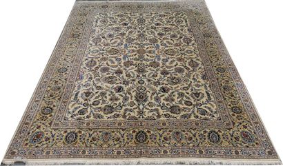 Tapis Kashan. Le fond, ivoire, présente une...