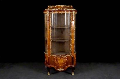 Vitrine Transition Louis XV-Louis XVI. Elle...