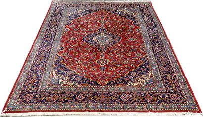 Tapis Kashan. Le fond, rouge, présente un...