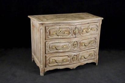 Commode Louis XV. La face, légèrement mouvementée,...