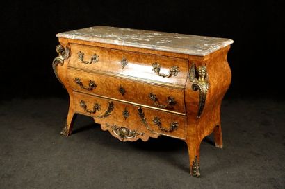 Commode de Style Régence. De forme “Tombeau“,...