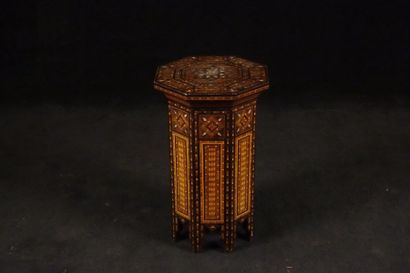 Table d'Appoint. De forme octogonale et entièrement...