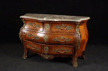 Commode de Style Louis XV. Sommée d'un marbre...