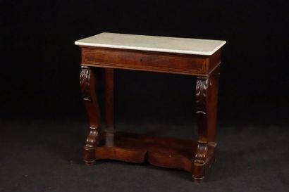 Console. Sommée d'un marbre blanc. Elle ouvre...