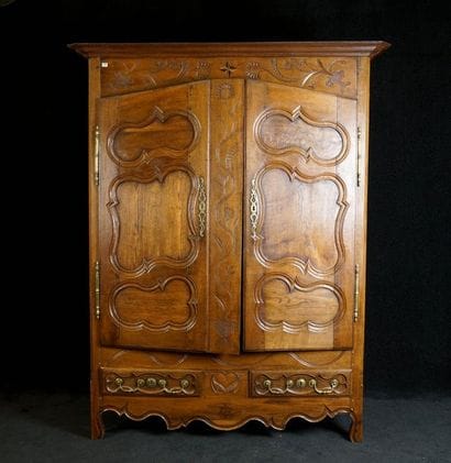 Armoire. Sommée d'une corniche droite moulurée....