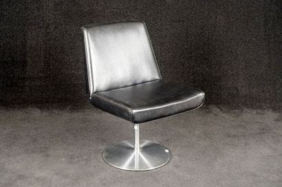 Chaise vintage. Garnie de vinyle noir. Piétement...