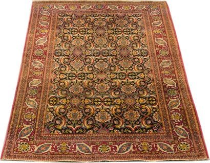 Carpette Ispahan. Le fond, noir, présente...