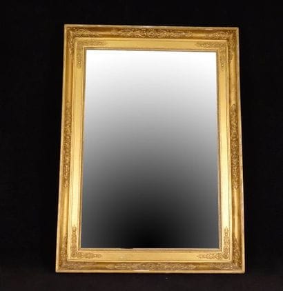 Miroir. Encadrement mouluré orné de palmettes...