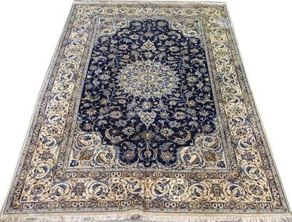 Tapis Naïn. Médaillon étoilé et posé sur...