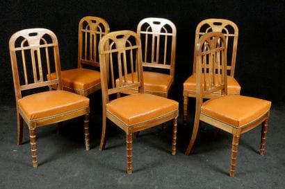 Suite de six Chaises. Dossiers à prises ajourées....