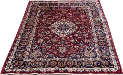 Tapis Meshed. Petit médaillon blanc posé...