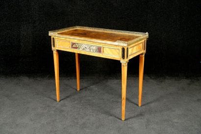 Table à Ecrire. Rehaussée d'une galerie ajourée....