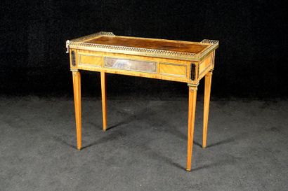 Table à Ecrire. Rehaussée d'une galerie ajourée....