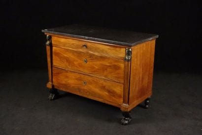 Commode. Sommée d'un marbre noir. La face...