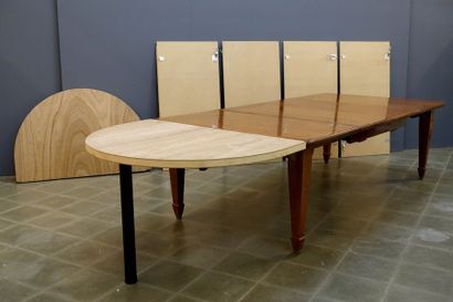 Importante Table à Dîner. Plateau mouluré...