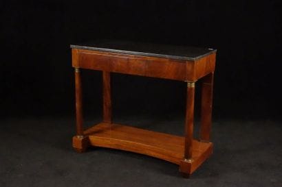 Console. Sommée d'un marbre noir. La ceinture...