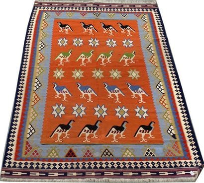Tapis Kilim-Kashgaî. Le fond, orange, présente...