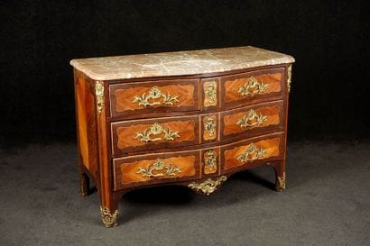 Commode Louis XV. Sommée d'un marbre rouge...