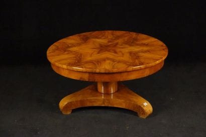 Guéridon Biedermeier. De forme circulaire....