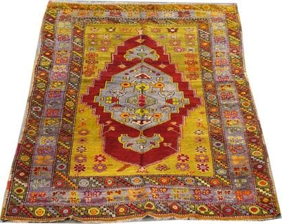 Carpette Anatolie-Konya. Médaillon rouge...