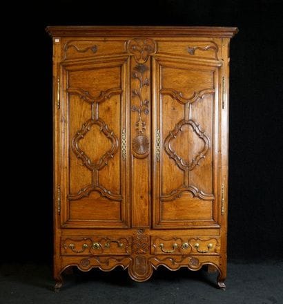 Armoire de Mariage. Sommée d'une corniche...
