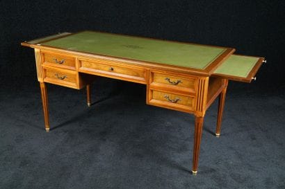 Bureau plat Louis XVI. Garni d'un maroquin...