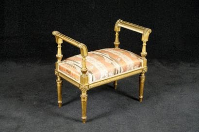 Petite Banquette de Style Louis XVI. Accotoirs...