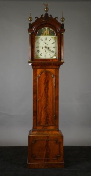 Horloge “Gaine“. Sommée d'une sphère en laiton....