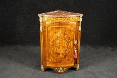 Encoignure Louis XVI. Sommée d'un marbre...