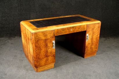 Bureau. Garni de maroquin noir. La ceinture...