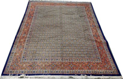 Tapis Moud. Le fond blanc est décoré, en...