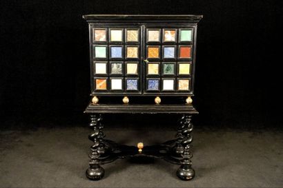 Cabinet. Il ouvre par deux portes sommées...