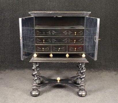 Cabinet. Il ouvre par deux portes sommées...