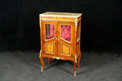 Petite Vitrine. Les deux portes dévoilent...