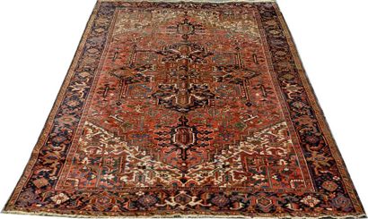 Tapis Hériz. Grand médaillon quadrangulaire...