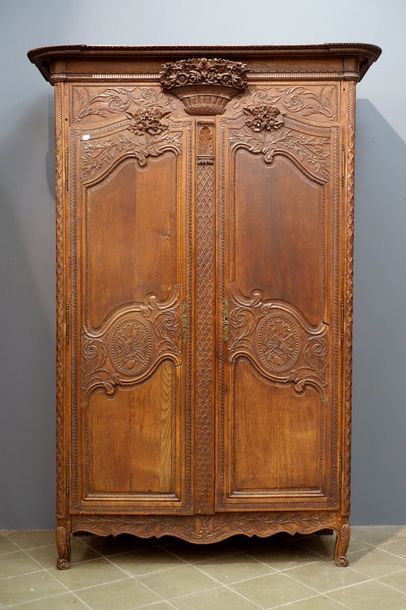 Armoire de Mariage Louis XV. Corniche droite...