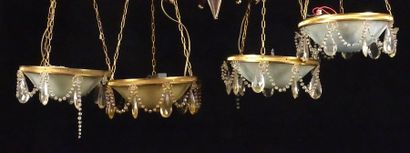 Suite de quatre petites Suspensions. A vasques,...