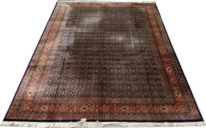 Tapis Bidjar. Le fond, noir, est orné d'hératis....