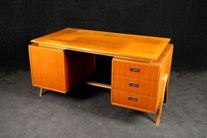 Bureau à caisson. Ouvrant par un portillon...