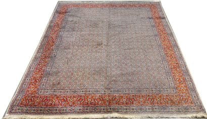 Tapis Moud. Fond blanc à décor, en plein,...