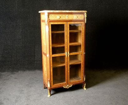 Nicolas Petit (1732 - 1791) 
Vitrine. Sommée...