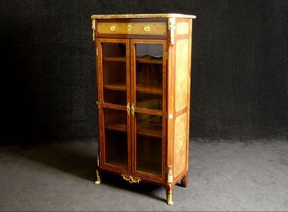 Nicolas Petit (1732 - 1791) 
Vitrine. Sommée...