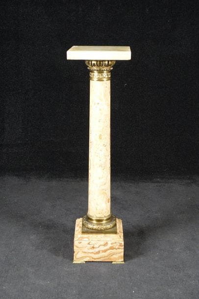Colonne. Onyx sculpté et mouluré, et bronze...
